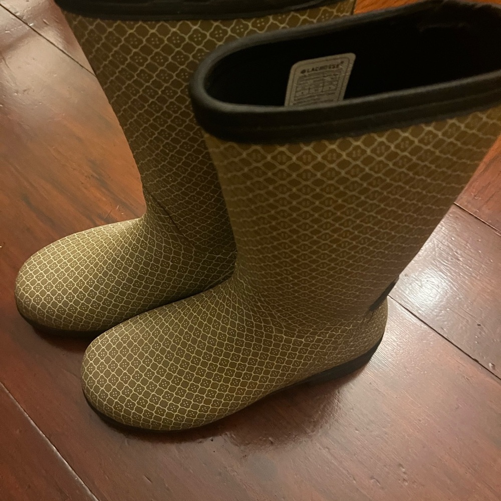 Stylish La cross olive green patterned Women's rubber  Boots, like new